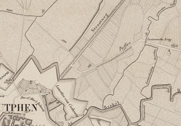 <p>Detail van de kaart van Zutphen en omgeving uit 1846 met daarop de Straatweg van Zutphen naar Deventer. De huidige Weg naar Laren werd destijds de Poffersdijk genoemd (Regionaal Archief Zutphen). </p>
